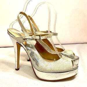 WHITE AND SILVER ANKLE STRAP w PEEP TOE 5” SILVER SPIKE HEELS SIZE 8.5 by INC